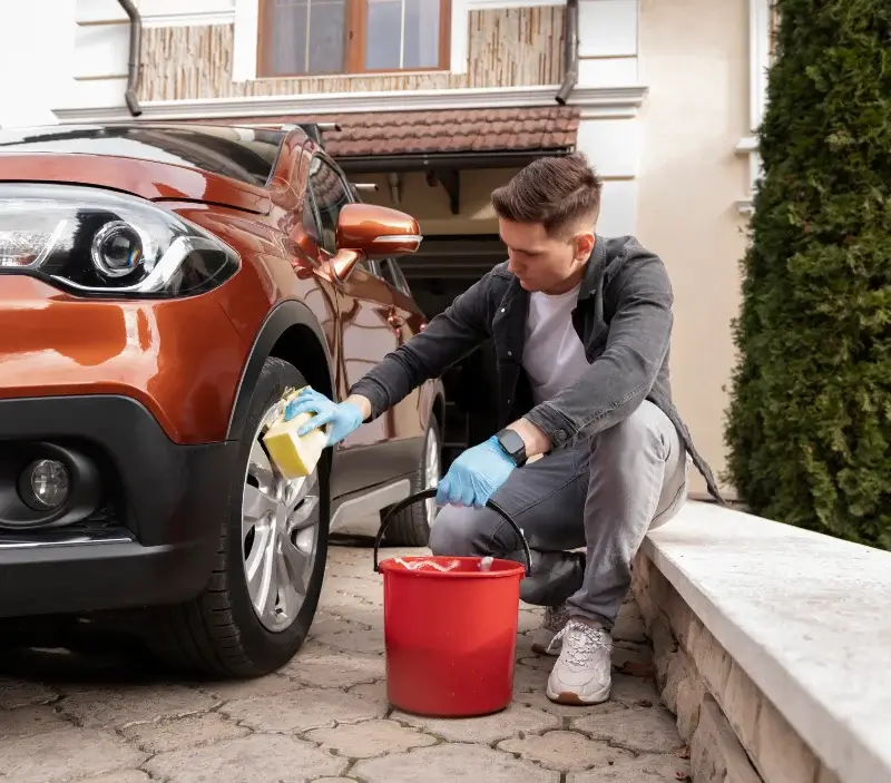 Lavage auto à domicile La Chaise-Baudouin : professionnel intervenant sur un véhicule